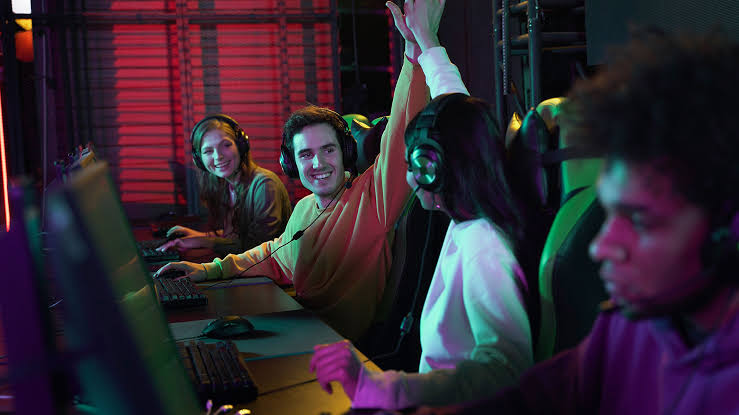 PlayBaze: Exploring the Evolution of Digital Entertainment and Online Gaming